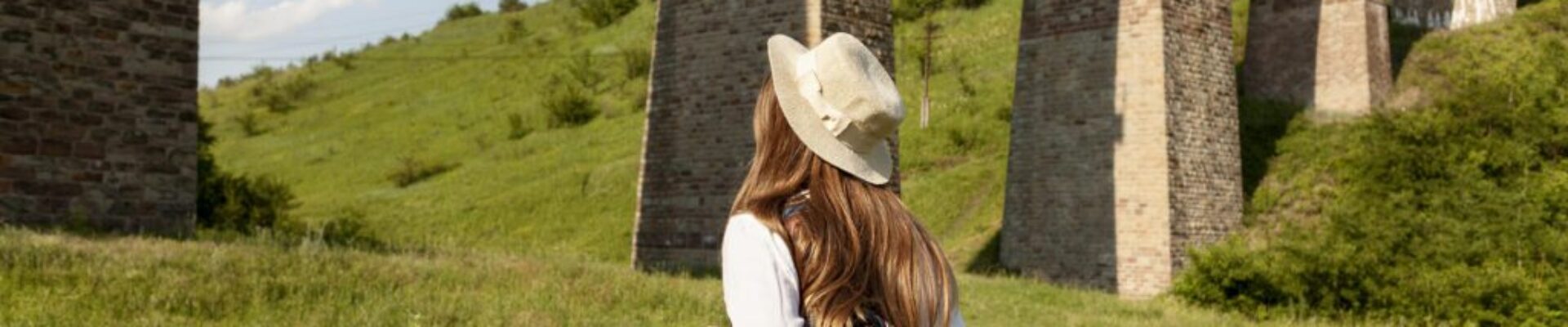 medium-shot-woman-outdoors